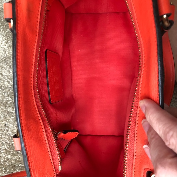 Coach mini Crosby carryall two-tone colorblock in Light gold/Apricot/Coral - Picture 3 of 8